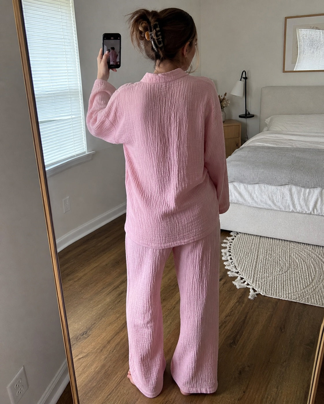 Woman wearing the pink Yoake Kimono Set from the back in a mirror selfie